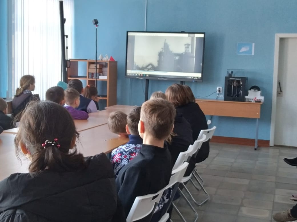 Советник директора по воспитанию Кошелева Л.Н. организовала для учащихся 5-7 классов нашей школы просмотр документального фильма «Ленинград. Дорога жизни».
