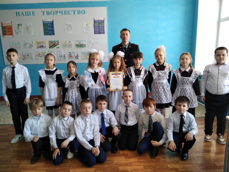 Смотр строя и песни в начальных классах.