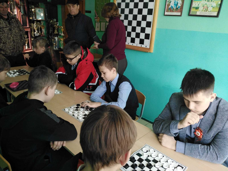 Соревнования по шашкам.